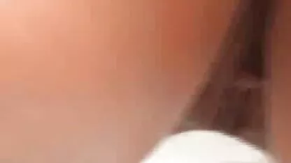 Sehr haariges amateur pornoseiten Mädchen spielt mit ihrem Busch