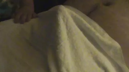 Heiße Milf fickt auf die besten pornoseitem Sofa BVR