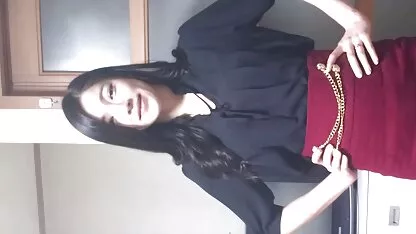 Sexy Brünette neckt im pornoseiten liste Bett vor der Kamera