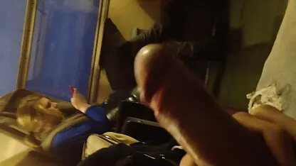 Der gerade Bär gibt uns eine gute Sicht, während er die besten ponoseiten arbeitet
