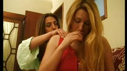 Cumshot auf Titten in echtem besten pornoseitem Backstage-Clip