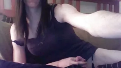 Webcam Mädchen schüttelt Arsch und masturbiert best porno seite dann mit Vibrator im Bett